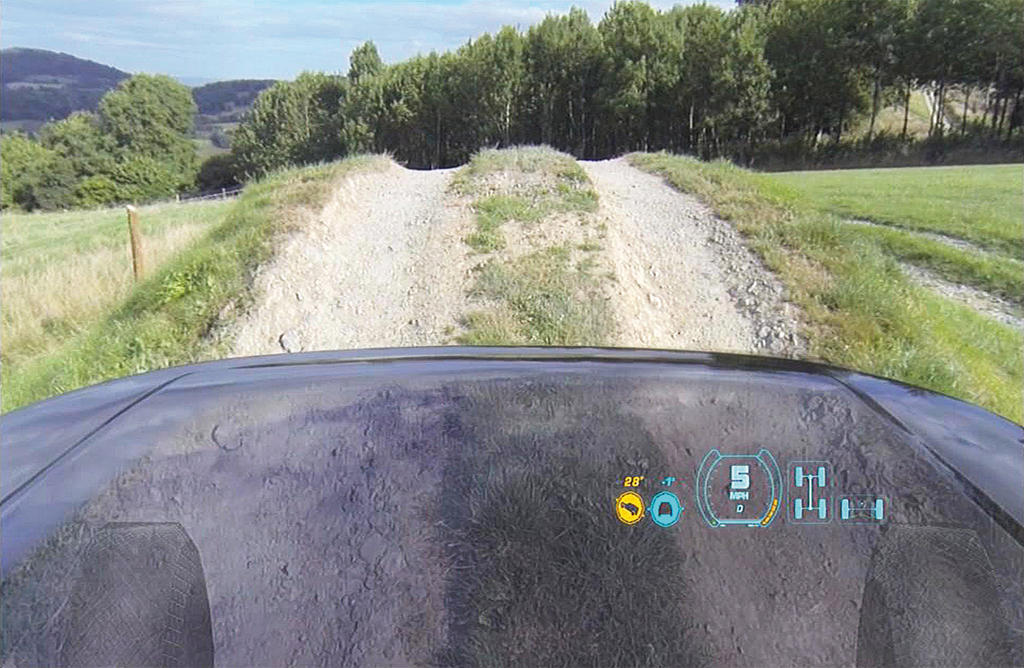 Naslednja inovacija iz sveta kamer – navidezno prosojen pokrov motorja. Da vidimo, po kakšnem terenu se vozimo.